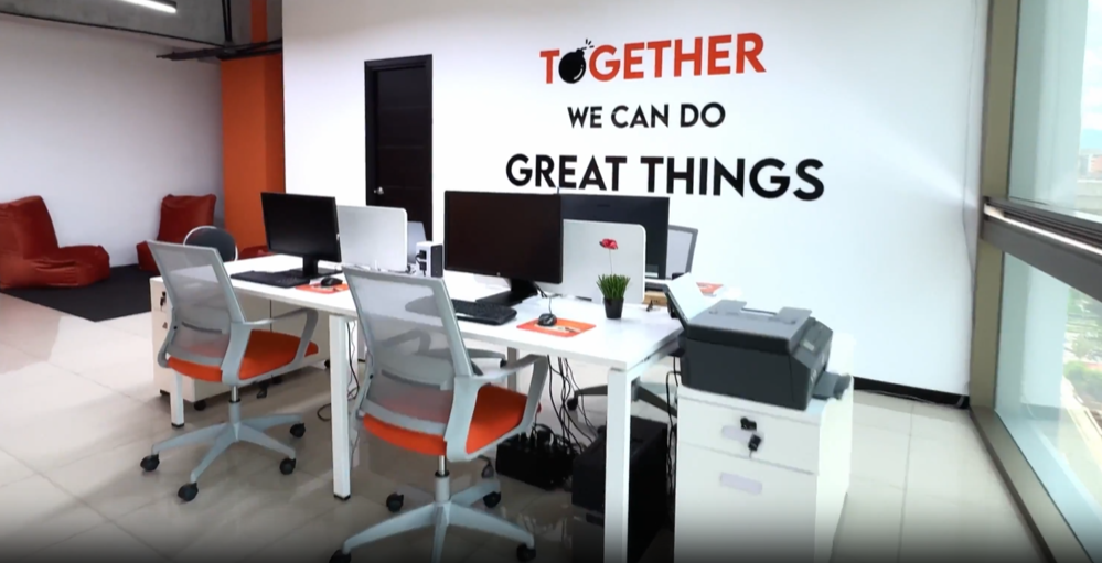 Equipo de BRON Promocionales en sus estaciones de trabajo